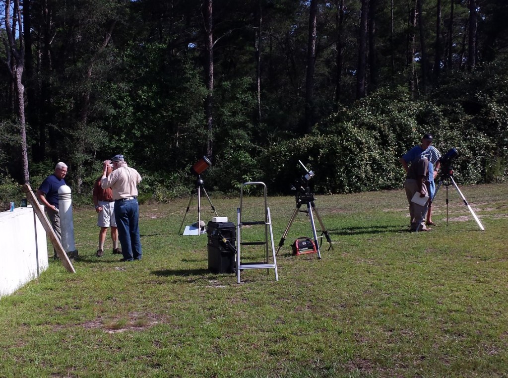 The last student views the Sun through Bob's Meade, while Frank, Dean and Tom discuss the event.